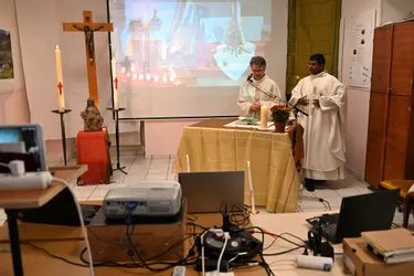 Confinés, deux prêtres ont retransmis la messe de Pâques depuis Beaumont (Puy-de-Dôme) sur Facebook, YouTube et Zoom