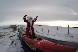 Il n'y a que dans le Cantal que le Père Noël distribue ses cadeaux en kayak !