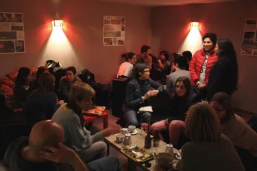 Le jeudi soir, une quinzaine de nationalités se retrouvent pour échanger lors d’un café polyglotte