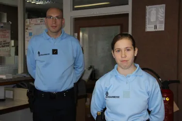 Deux jeunes gendarmes à la brigade