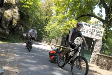 Un duo père-fils relie Montpellier à Angers à vélo en passant par la campagne corrézienne