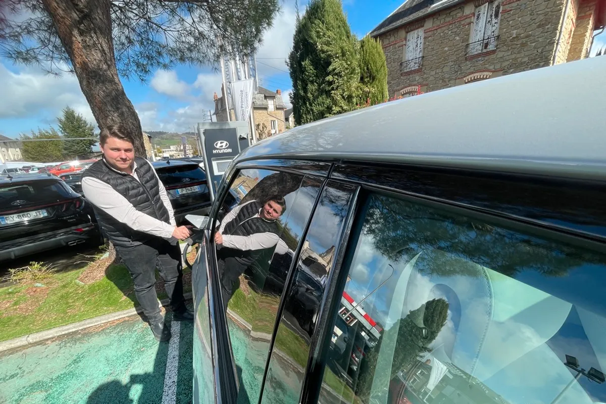 "Ils sont amoureux du diesel mais pas à 2,50 euros" : les prix exorbitants à la pompe boostent l'électrique, vraiment ?