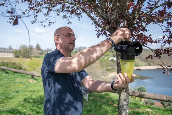 Patrick Giraud, le maire de Saint-Étienne-Cantalès, vient de distribuer ...