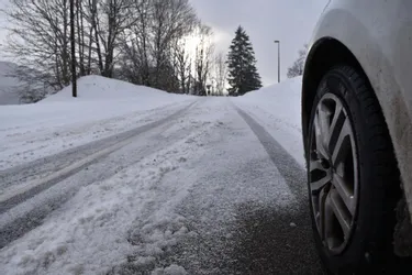 Chutes de neige : des restrictions de circulation mises en place dans le Cantal