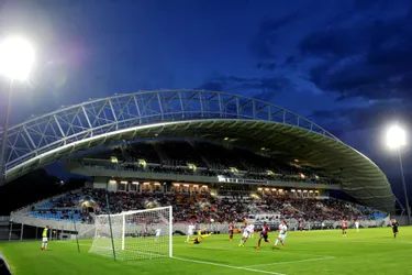 Un nouvel éclairage, une tribune temporaire de 3.000 places et une nouvelle pelouse pour le stade Montpied à Clermont