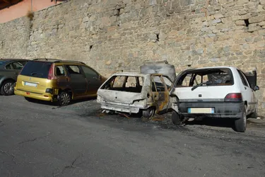 Trois voitures détruites par un incendie criminel, à Thiers