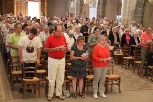 Des participants de toutes confessions et des non-croyants, réunis à l’église des Carmes du Puy
