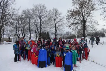 Les écoliers profitent des joies de la neige