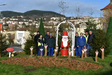 A Thiers, le rond-point de Bridgnorth décoré pour Noël par le chantier d'insertion Inserfac
