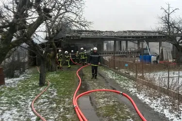Un hangar détruit par le feu à Châteaugay