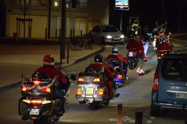A Châtel-Guyon (Puy-de-Dôme), la chevauchée sauvage des Pères Noël à moto