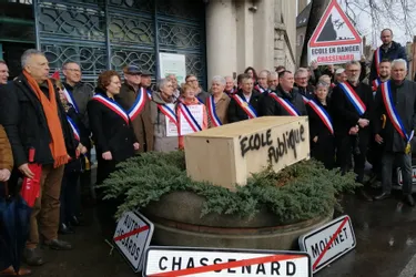 Manifestation des maires de l'Allier devant la préfecture contre la fermeture de classes