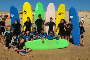 Seize adolescents ont surfé à Seignosse