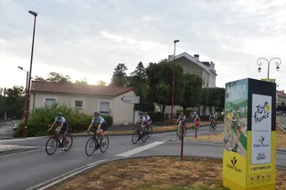 Le peloton féminin du collectif "Donnons des elles au vélo" s'est élancé de Châtel-Guyon un mois avant la venue du Tour de France