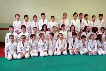 Les élèves de deux écoles se mettent au judo