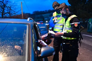 "Vous avez votre attestation ?": Les gendarmes ont effectué un contrôle ce vendredi soir à Saulzet-le-Chaud (Puy-de-Dôme)