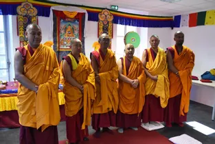 Six moines bouddhistes tracent, jusqu’au 16 octobre, un lien entre Himalaya et Brivadois