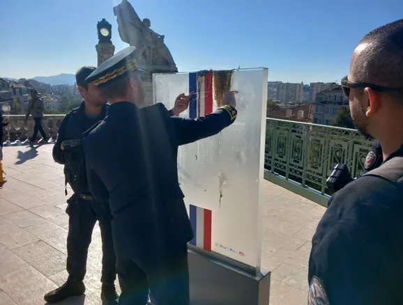 La stèle commémorative de l'attentat de la gare Saint-Charles à Marseille vandalisée