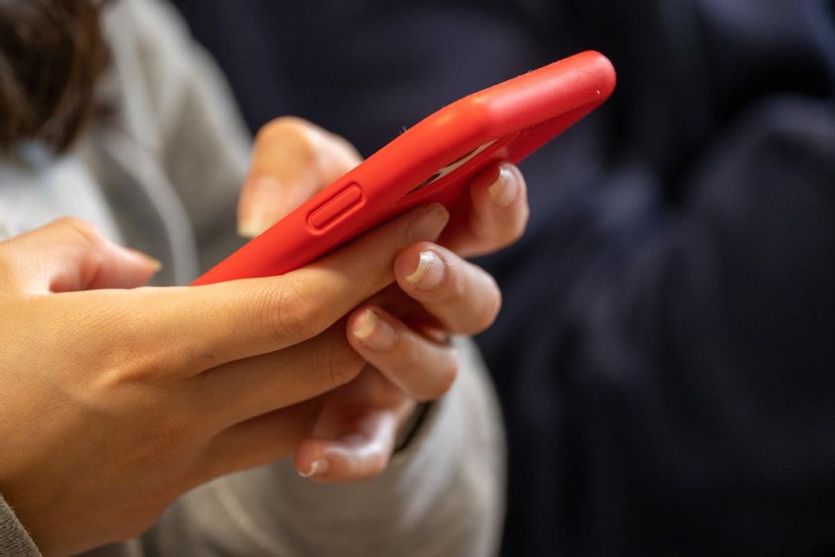 Une jeune fille victime de revenge porn : en découvrant la vidéo, sa mère la brûle au fer à repasser