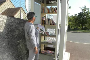 Des livres dans la cabine téléphonique