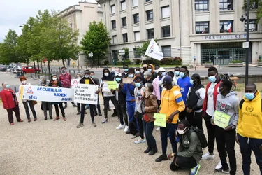 Une cinquantaine de jeunes migrants rassemblés devant la préfecture à Moulins