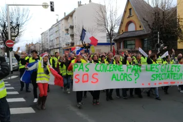 Environ 1.000 Gilets jaunes manifestent dans les rues de Clermont-Ferrand