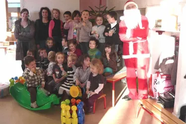 Le Père Noël est venu voir les écoliers