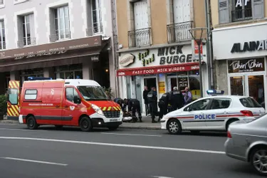 Une bagarre a éclaté place Michelet : une victime est transportée sur l'hôpital