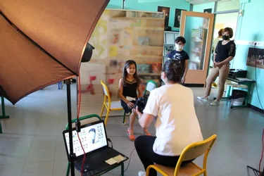 Les professionnels s'adaptent au contexte sanitaire pour les photos de classe dans les écoles d'Issoire (Puy-de-Dôme)