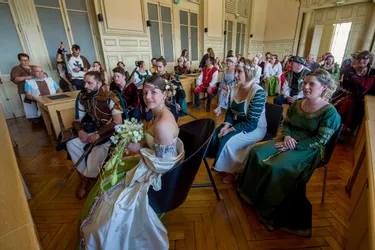 Insolite : mariage médiéval à la mairie de Montluçon