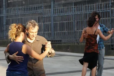 L’Association tango volcanique Auvergne s’empare de la place de la Bourse tous les mardis soir cet été
