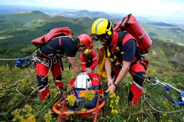 Les pompiers de l'extrême, spécialistes des interventions en milieux périlleux, au sommet du puy de Dôme