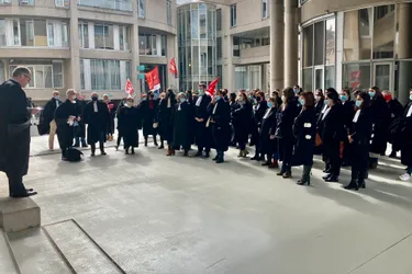 Une centaine d'avocats de Clermont-Ferrand protestent contre "l'expulsion" d'un confrère de Nice lors d'une audience mouvementée