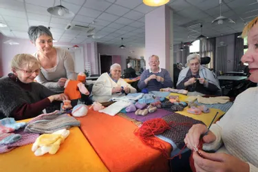 La Louvière tricote pour la maternité