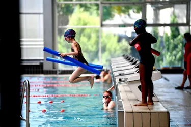 A la piscine de Brive (Corrèze), les cours de natation repartent à fond et s'ouvrent aux grands de la maternelle