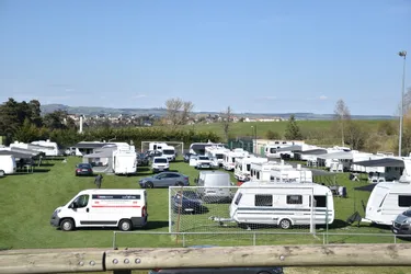 Trente-cinq familles de gens du voyage s'installent sur le stade de Volzac à Saint-Flour (Cantal)