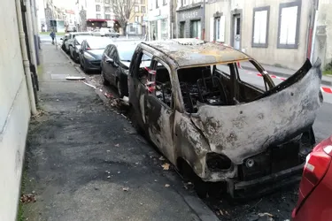 Une voiture détruite par un incendie cette nuit à Riom