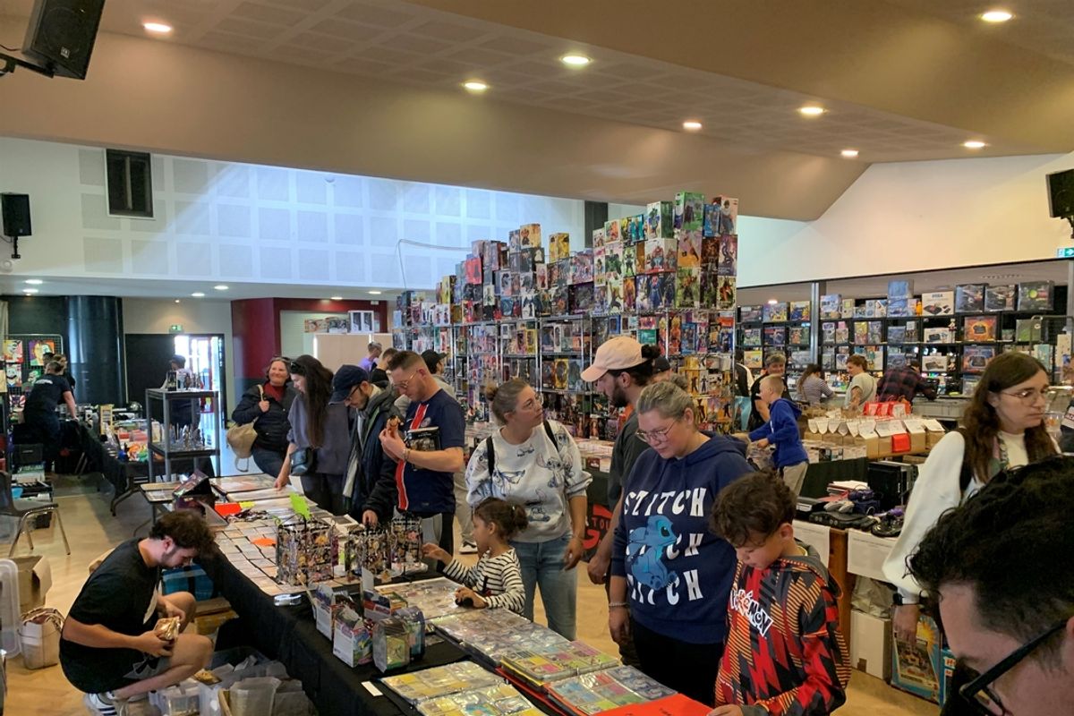 SAINT GERMAIN DES FOSSES. Heureux de cette 5 e brocante des geeks - La