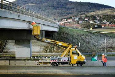 Une expertise en cours sur le pont percuté par un camion sur l'autoroute A75 près de Cournon (Puy-de-Dôme)