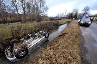 Une voiture tombe dans l'eau au Moulin de la Carrière