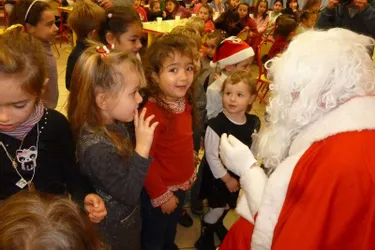 Les écoliers chantent pour le Père Noël