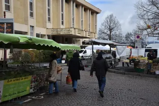 Pour arriver à la mairie de Brioude, la campagne passe par le marché...