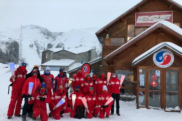 "Assis sur une montagne de neige", les moniteurs de ski veulent rouvrir la station du Mont-Dore