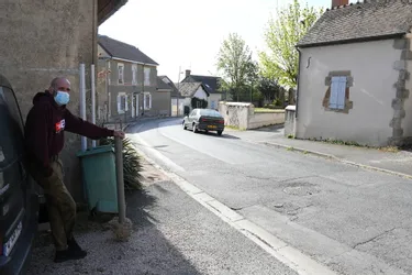 Des poids lourds ignorent le code la route rue de La Ferté, à Châtel-de-Neuvre (Allier)