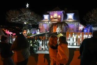 Dans le Cantal, un amoureux de décorations de Noël sort le grand jeu pour faire briller les yeux