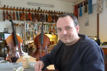 Un luthier passionné de violon et contrebasse