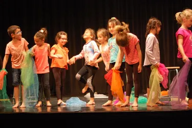 La compagnie Au clair de la bulle et des élèves de l’école élémentaire Jules-Ferry sur scène