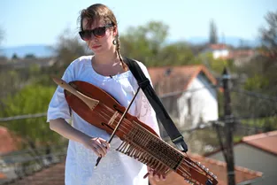 Confinement : une soprano offre un concert privé à ses voisins depuis les toits à Riom (Puy-de-Dôme)