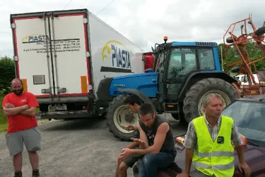 Des éleveurs de la FNSEA bloquent un camion polonais