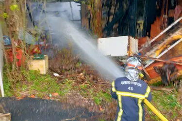Des pompiers de la Corrèze et du Lot mobilisés contre un feu dans le bourg de Brivezac